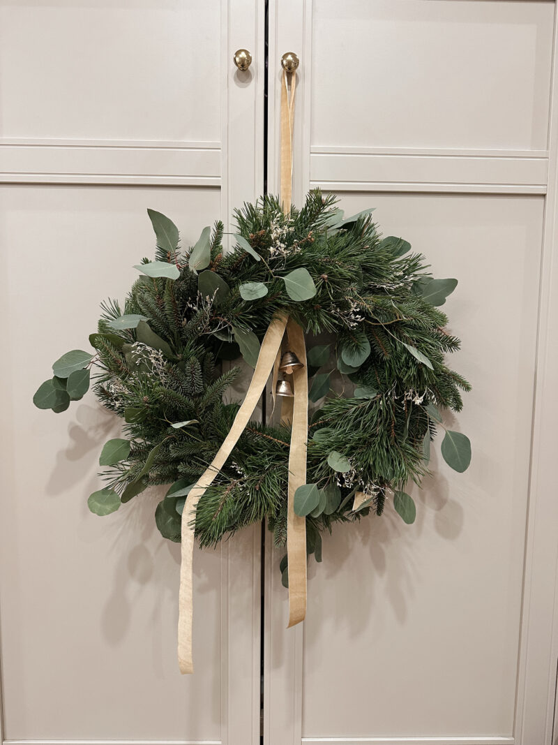 Minimalistyczny wianek z eukaliptusem